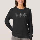 Camiseta Pine Trees Winter Modern Christmas<br><div class="desc">Preto e branco é uma tendência para o Natal e este design de pinheiros brancos é super fofo! Pinheiros brancos desenhados à mão num estilo divertido moderno com pequenos flocos de neve espalhados. As árvores têm uma pequena estrela dourada em cima. Tão incrível! Ver pontos coordenadores no nosso compro.</div>
