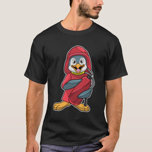 Camiseta Pinguim como Bombeiro com Extinguista (Frente)
