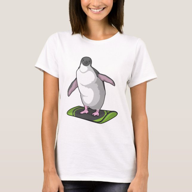 Camiseta Pinguim como Snowboarder com Snowboard (Frente)