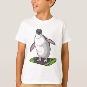 Camiseta Pinguim como Snowboarder com Snowboard