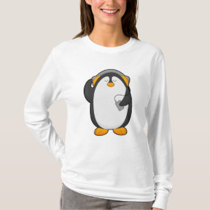 Camiseta Pinguim e telefone celular com fone de ouvido