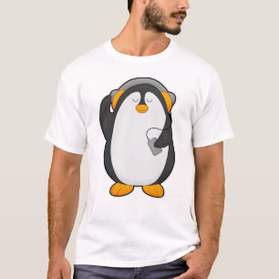 Camiseta Pinguim e telefone celular com fone de ouvido