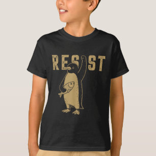 Camiseta Pinguim Engraçado Resiste Pinguins em Protesto Con
