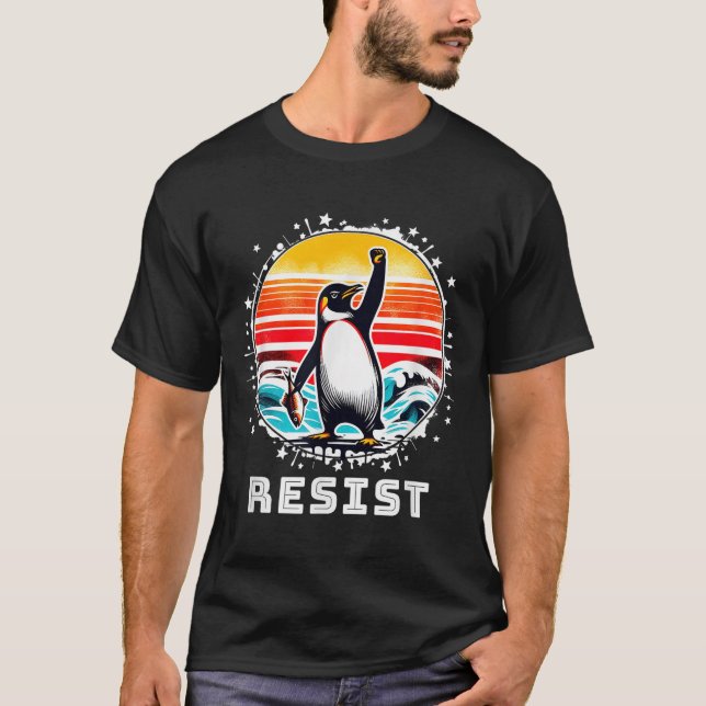 Camiseta Pinguim Engraçado Resiste Pinguins em Protesto Con (Frente)