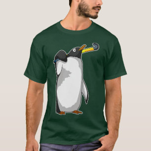 Camiseta Pinguim no Hockey com palito de hóquei