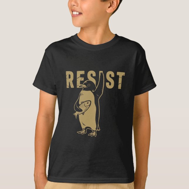 Camiseta Pinguim resiste aos pinguins protestando contra ta (Frente)