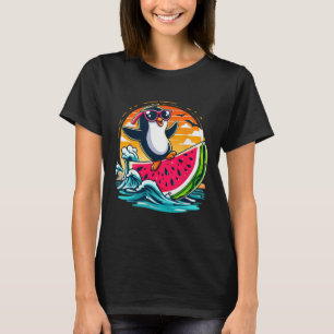 Camiseta Pinguim Solitário Surfe de Melancia Verão Pôr do S