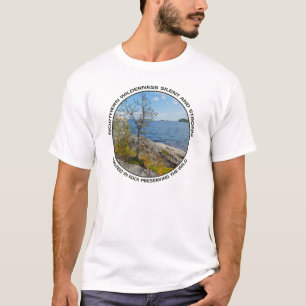Camiseta Pinheiro na margem rochosa do lago