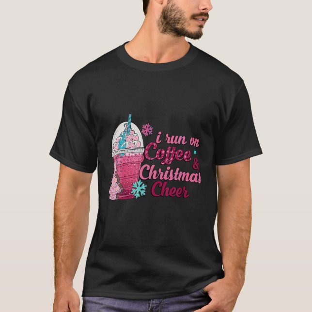 Camiseta Pink Christmas I Run On Coffee And Christmas Chee  (Frente)