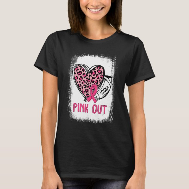 Camiseta Pink out with Leopard Heart Football Mamãe Sangrou (Frente)