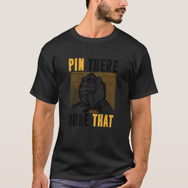 Camiseta Pino Lá Fez Essa Luta De Braço (Frente)
