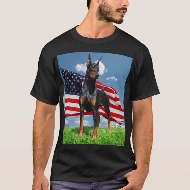 Camiseta Pinscher do Doberman com t-shirt da bandeira (Frente)