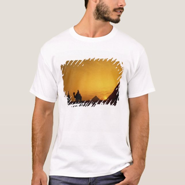 Camiseta Pirâmides Excelentes de Giza, Egito no pôr do sol (Frente)