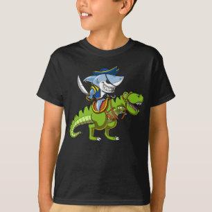 Camiseta Pirata De Tubarão Andando Uma Fantasia De Dinossa