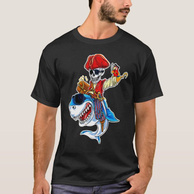 Camiseta Pirate Skeleton Riding Shark Halloween Party 2022 (Frente)