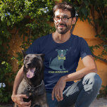 Camiseta Pit Bull Cachorro Cachorro Vestindo Óculos Persona<br><div class="desc">Este gráfico personalizado apresenta uma ilustração de um belo filhote. Este cão apper está vestindo um par de óculos coloridos e uma gravata de arco verde limão. Na parte inferior do gráfico de pit bull puppy é um ponto para adicionar um nome ou sua própria mensagem personalizada na coordenação de...</div>