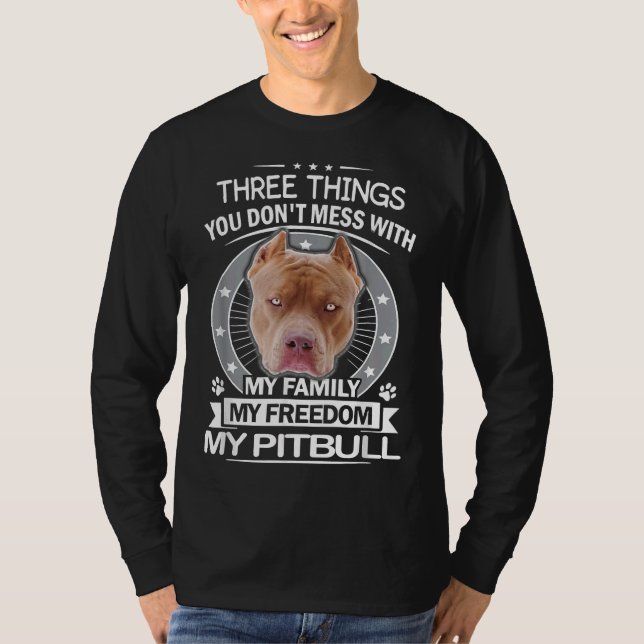 Camiseta Pitbull Três Coisas Que Você Não Mete Com Engraçad (Frente)