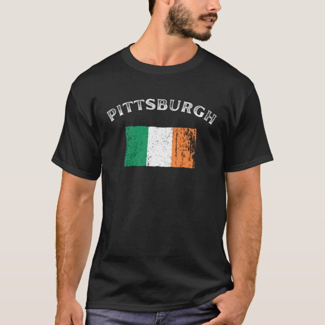 Camiseta PITTSBURGH PENNSYLVANIA Irish American Flag Badge (Frente)