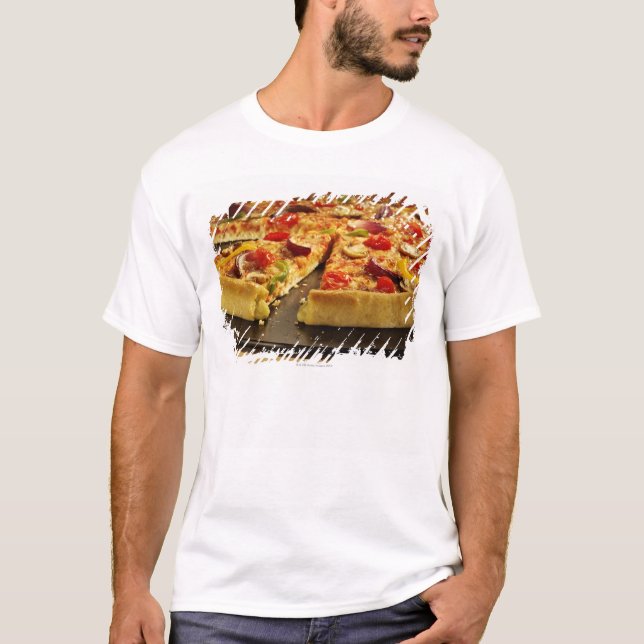 Camiseta Pizza vegetal cortada na bandeja preta na madeira (Frente)