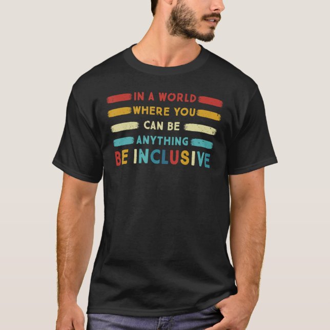 Camiseta pJ7P Em Um Mundo Onde Você Pode Ser Qualquer Coisa (Frente)