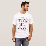 Camiseta Plano de aposentadoria de cotação do jogador de Tê<br><div class="desc">Sim, Tenho Plano De Reforma. Planejo Jogar Tênis. Design engraçado para fã de esportes, jogador de tênis, aqueles que adoram jogar tênis, servindo ás em competição e jogo. Vintage e retro mercadoria para aposentado atlético. Perfeito para colega de trabalho reformado, colega, chefe, gerente de escritório, varejista, executivo, enfermeiro, professor, médico...</div>