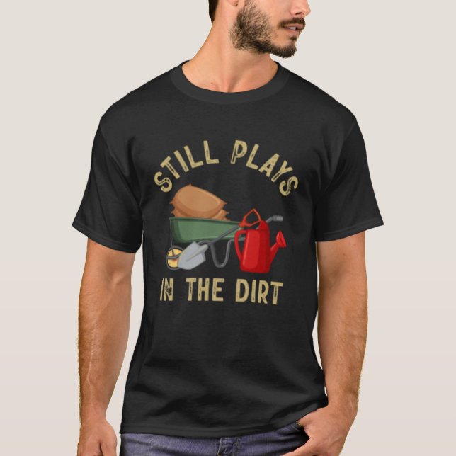 Camiseta Plant  Garden Still Plays In The Dirt Gardener (Frente)