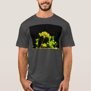 Camiseta Plantas com flores amarelas sobre fundo negro 1