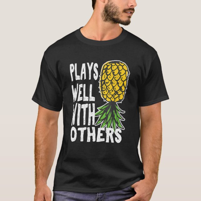 Camiseta Play Well With Others Up Side Down Pineapple Quote (Frente)