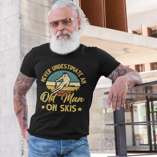 Camiseta Playera Never Understimate an Old Man On Skis funn (Criador carregado)