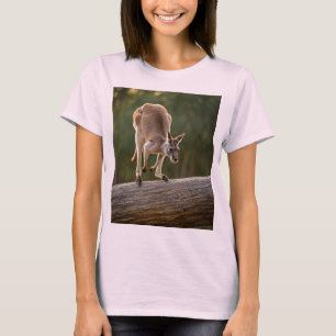 Camiseta Playful Kangaroo saltando em Bushland T-Shirt Desi