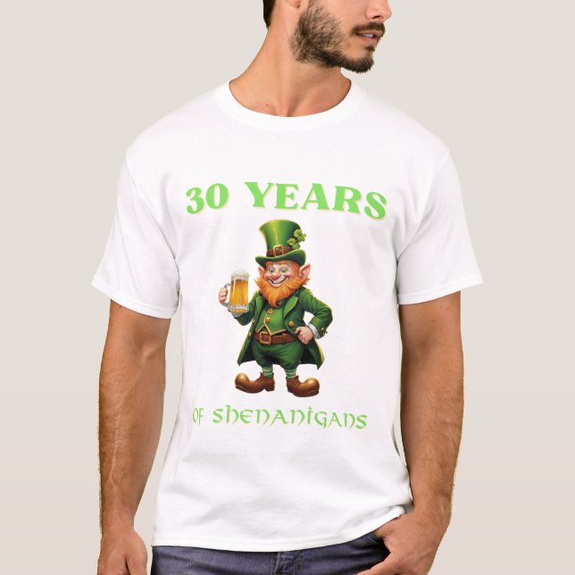 Camiseta Playful St. Patrick's 30th Birthday Flirty Thirty (Frente)