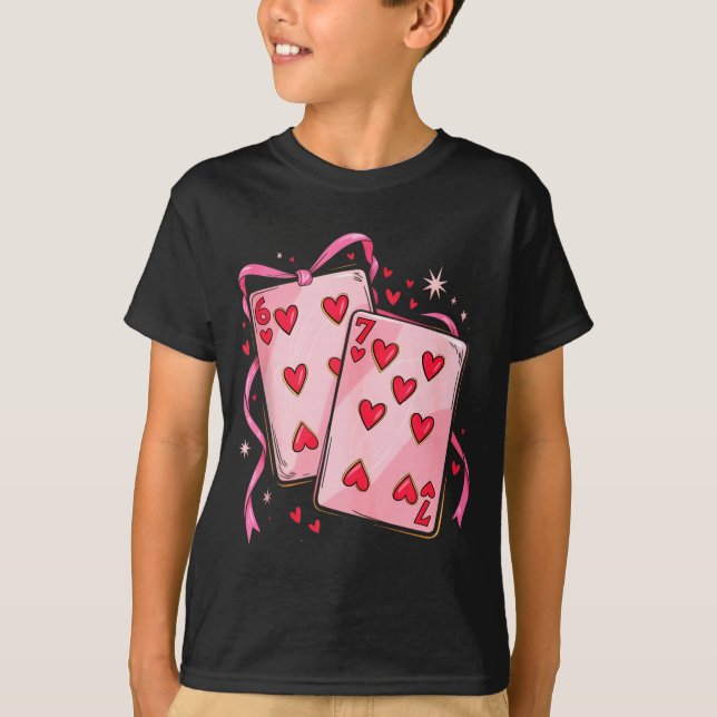 Camiseta Playing Cards 6 7 Of Hearts 67 Six Seven Bow Valen (Frente)