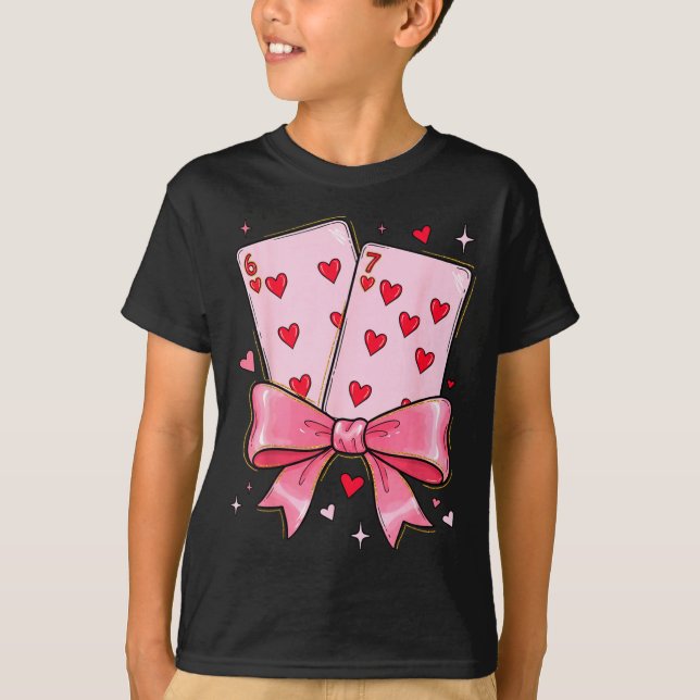 Camiseta Playing Cards 6 7 Of Hearts 67 Six Seven Meme Bow  (Frente)