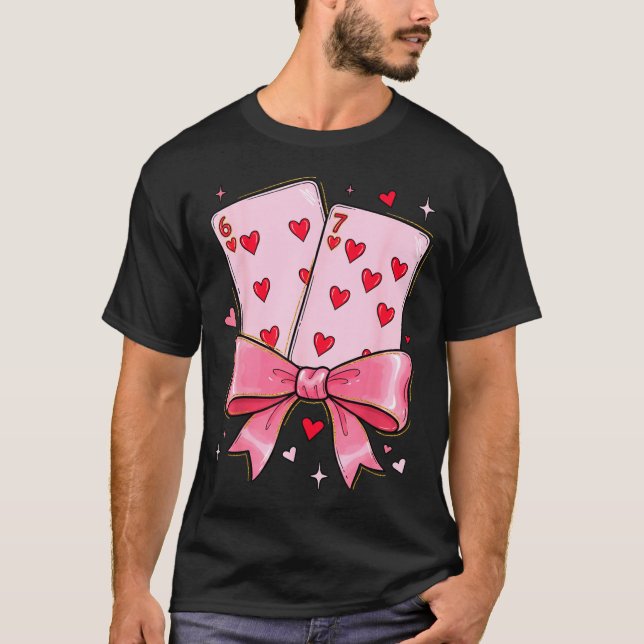 Camiseta Playing Cards 6 7 Of Hearts 67 Six Seven Meme Bow  (Frente)