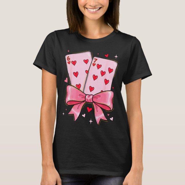Camiseta Playing Cards 6 7 Of Hearts 67 Six Seven Meme Bow  (Frente)