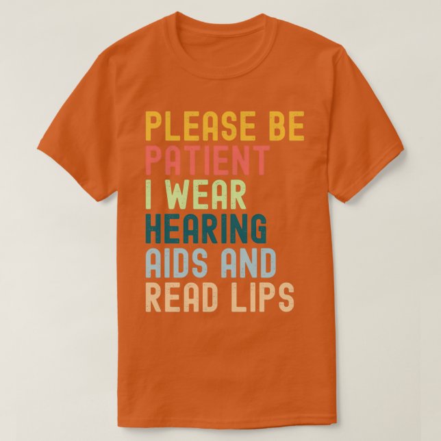 Camiseta Please Be Patient I Wear Hearing Aids And Read (Frente do Design)