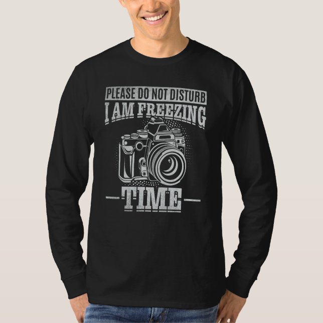 Camiseta Please Do Not Disturb I Am Freezing Time Camera Ph (Frente)