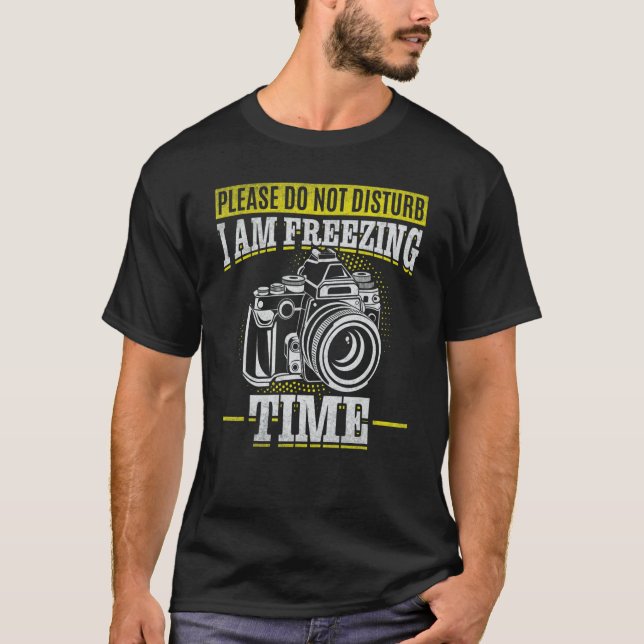 Camiseta Please Do Not Disturb I Am Freezing Time  Photogra (Frente)
