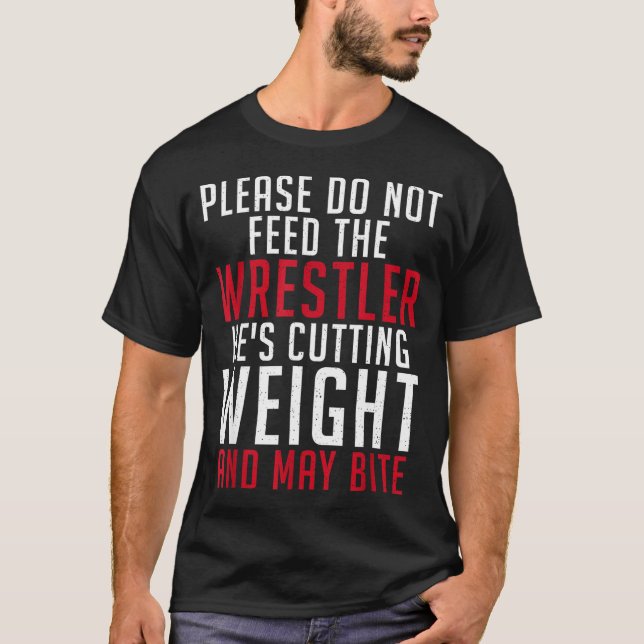 Camiseta Please Dont Feed The Wrestler He Is Cutting Weight (Frente)