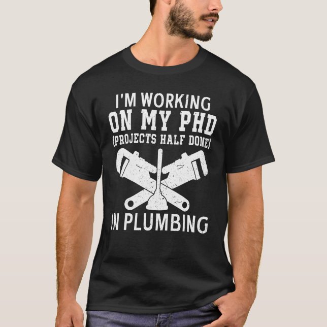 Camiseta Plumber I'm Working on My PHD in Plumbing Pipe Fit (Frente)