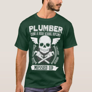 Camiseta Plumber Using A High School Diploma o Fix