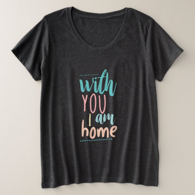 Camiseta Plus Size Casal Presente Com Você Estou Em Casa (Frente do Design)