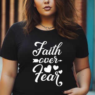 Camiseta Plus Size Citação Religiosa Fé Sobre Medo