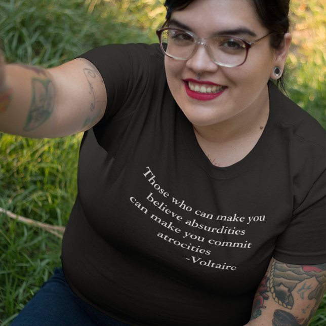 Camiseta Plus Size Cota de Aviso de Voltaire (Voltaire knew what was up.)