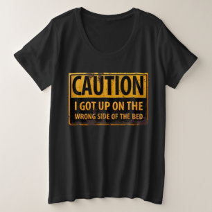 Camiseta Plus Size CUIDADO, levantei-me no lado errado da cama