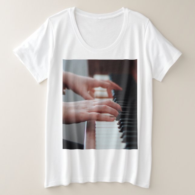 Camiseta Plus Size Design de Piano bonito (Frente do Design)