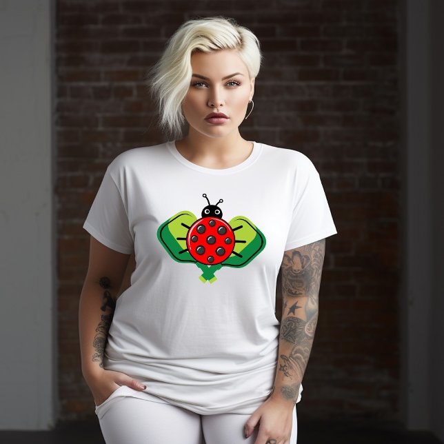 Camiseta Plus Size Escada de picelo 🐞 mais T-Shirt (Cute ladybird pickleball on two green pickleball paddles, ladies plus size t-shirt)