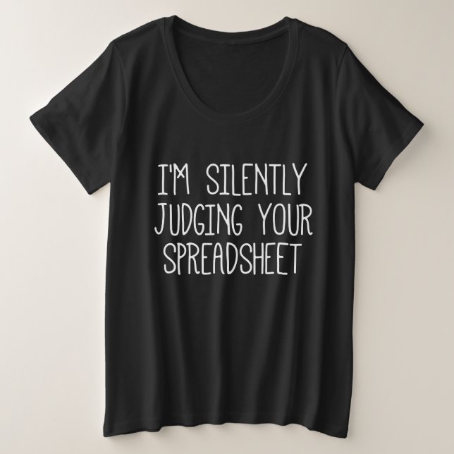 Camiseta Plus Size Estou julgando silenciosamente sua planilha (Frente do Design)