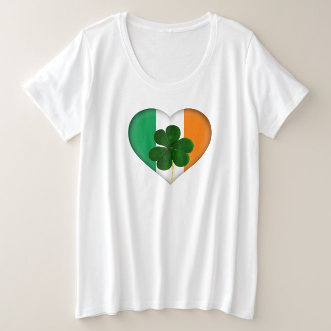 Camiseta Plus Size Flag of Ireland Heart with Shamrock Rua. Patrick (Frente do Design)