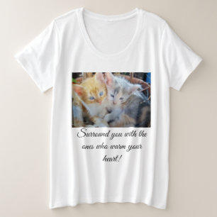 Camiseta Plus Size Foto de dois gatinhos fofos na frente, coração e p